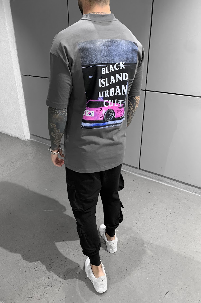 חולצת אוברסייז אפורה עם הדפס של בלאקאיילנד מהגב