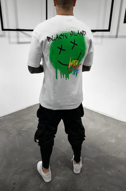 חולצת אוברסייז לבונה עם הדפס של אימוגי בצבע ירוק של בלאקאיילנד. צד של הגב