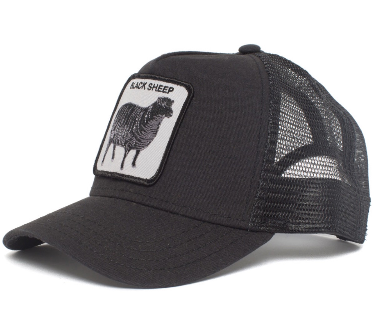 כובע שחור עם הדפס של כבשה שחורה לבנה והמילה BLACK SHEEP מעליה