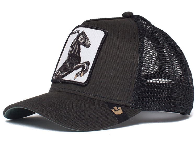 כובע שחור עם הדפס של סוס שחור