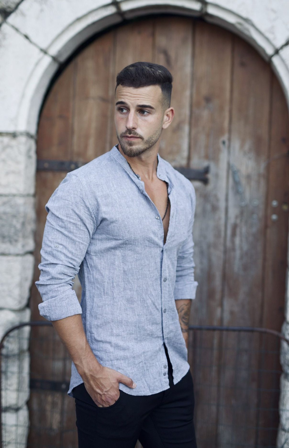 חולצת אלגנט מכופתרת בצבע כחול תכלת