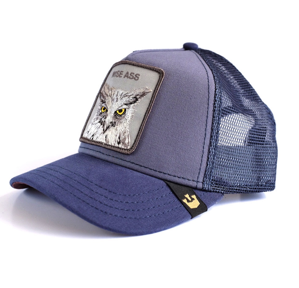 כובע כחול עם הדפס של ינשוף לבן אפור והמילה WISE ASS
