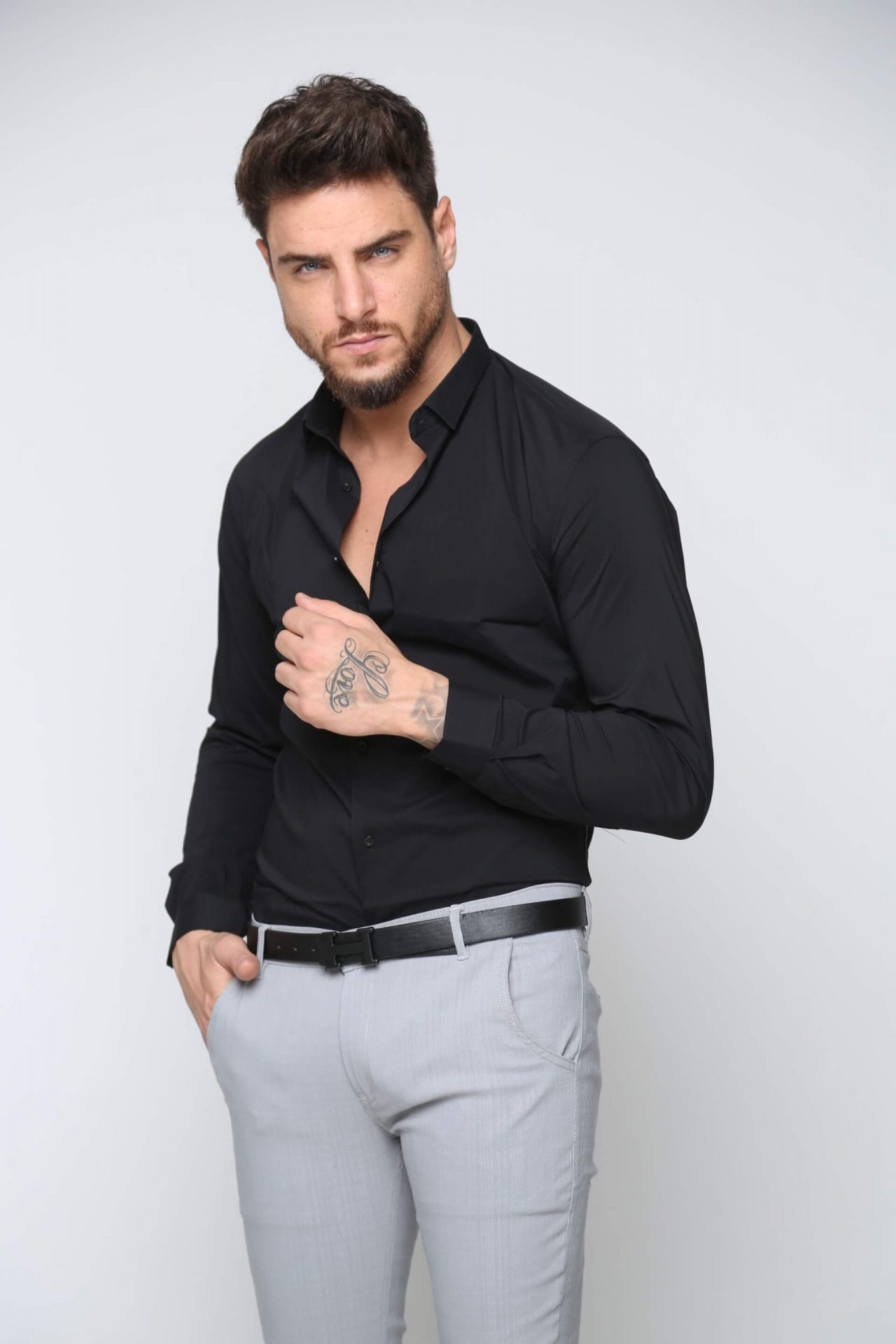 חולצה שחורה מכופרת אלגנטית לגבר