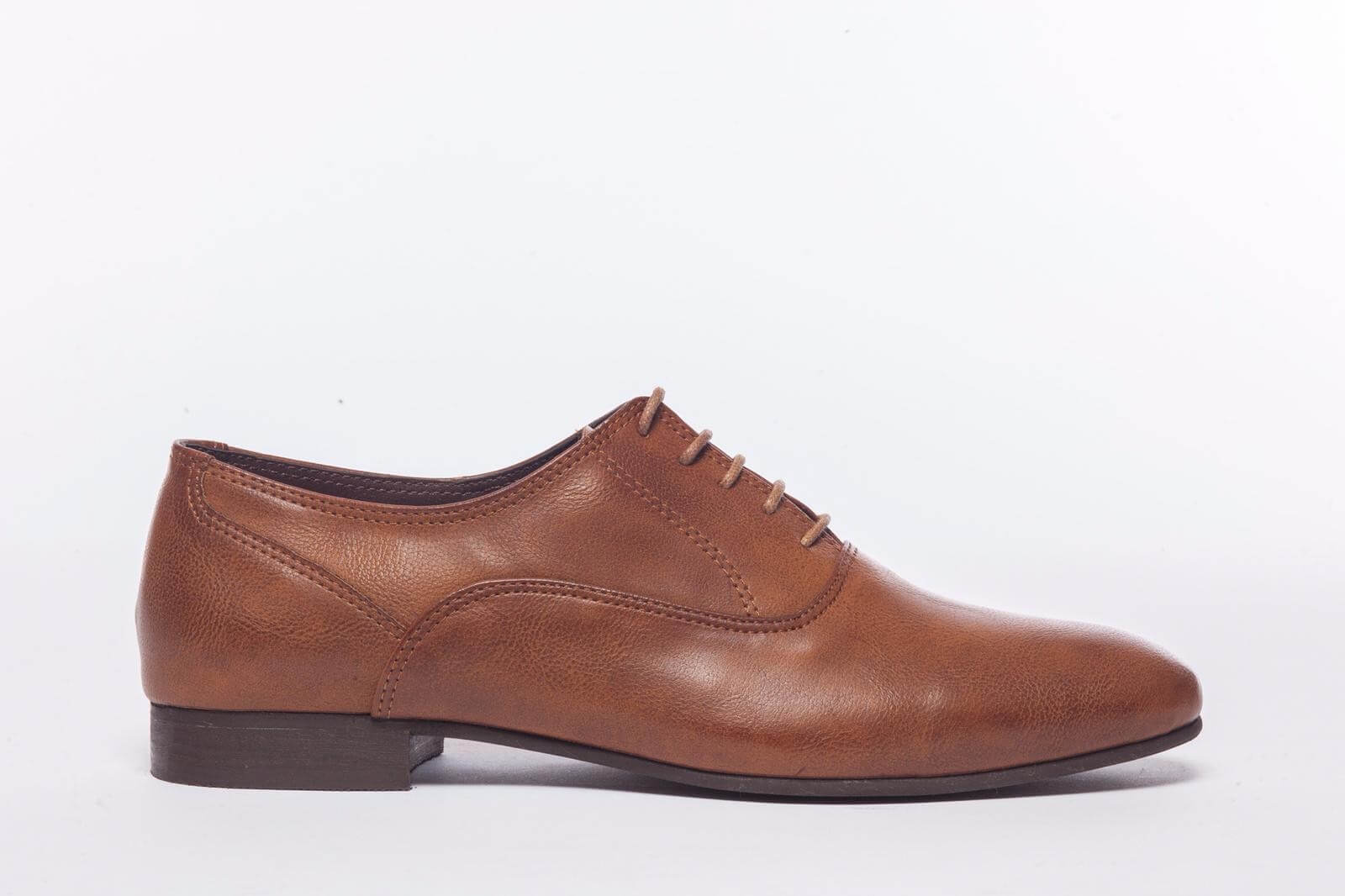 נעל חומה עשויה מעור עם עקב בצבע חום עץ