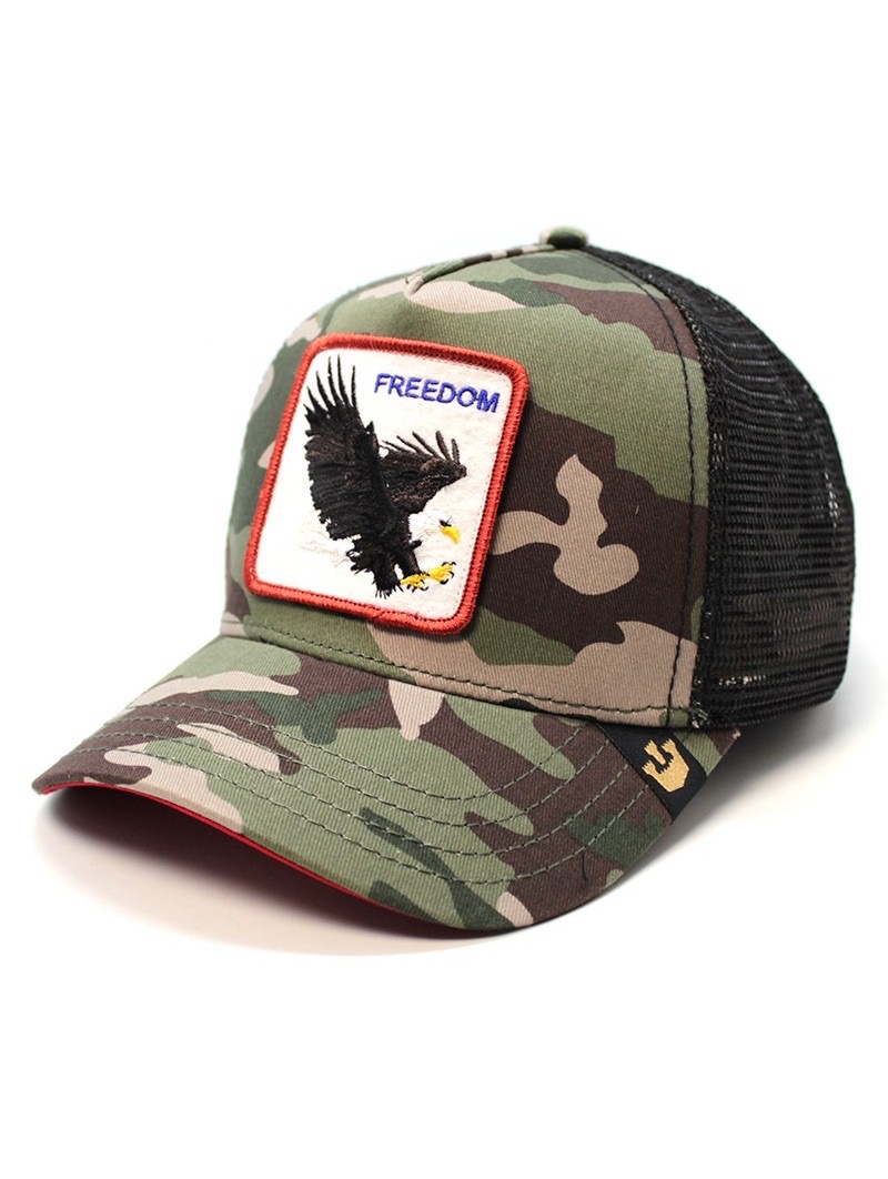 כובע צבאי עם הדפס של נשר והמילה FREEDOM בכחול