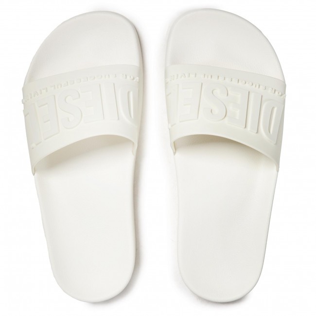 כפכפים לבנים של דיזל עם המילה דיזל בצבע לבן בהיר