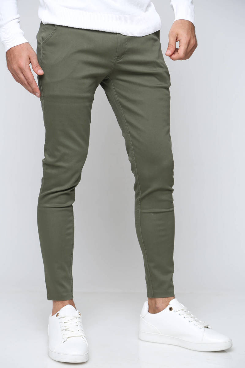 מכנס אלגנט בצבע זית ונעליים לבנות עם שרוכים לבנים