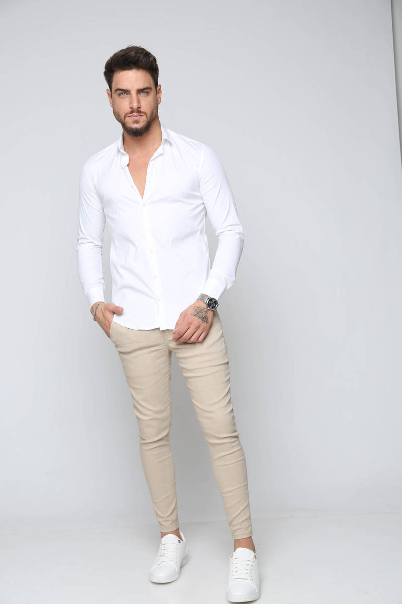 חולצה לבנה מכופתרת אלגנטית שרוולים ארוכים עם כפתור אחד פתוח