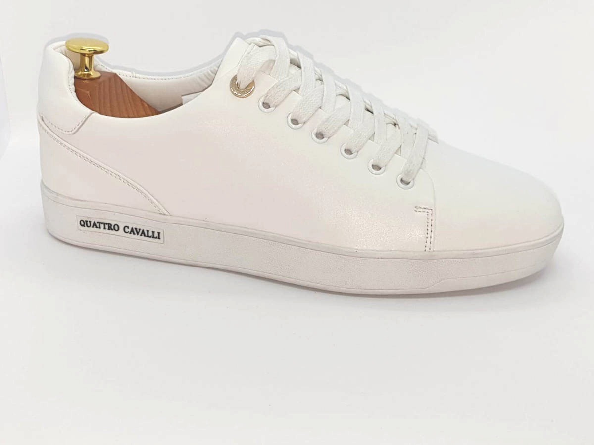 נעל לבנה של QUATRO CAVALLI עם שרוכים לבנים