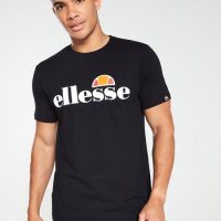 חולצה שחורה של ELLESEE עם הכיתוב ELLESSE בגדול באמצע